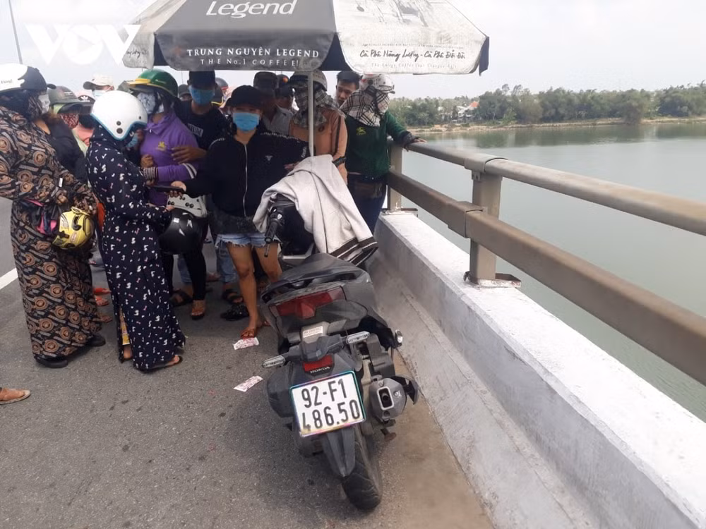 Chiếc xe máy nam thanh niên bỏ lại trên cầu Câu Lâu. Ảnh: vov.vn