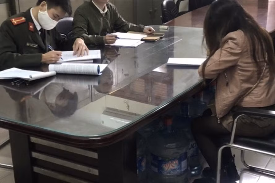 Cơ quan công an đang lập hồ sơ xử lý với hai người phụ nữ đưa thông tin sai sự thật về tình hình dịch bệnh Covid-19 tại huyện Gia Lâm (Hà Nội). Ảnh: CAHN.
