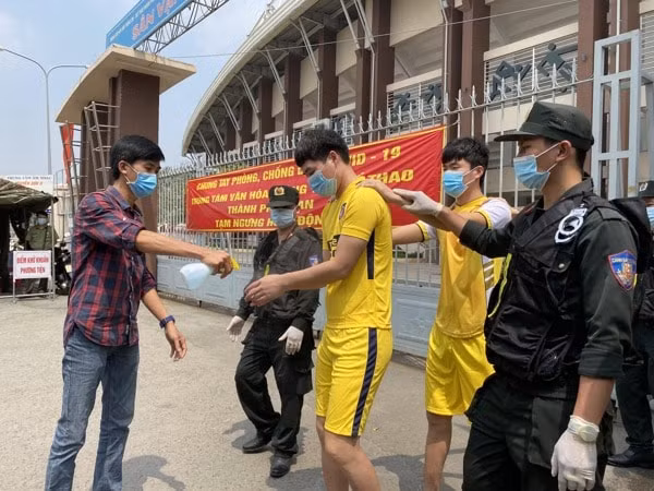 Các đối tượng được khử khuẩn, sát trùng trước khi lên xe theo quy định phòng chống dịch