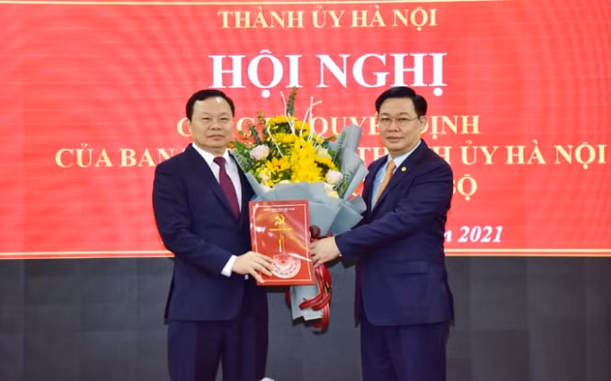 Bí thư Thành ủy Vương Đình Huệ trao Quyết định, tặng hoa chúc mừng tân Bí thư Quận ủy Đống Đa Đinh Trường Thọ