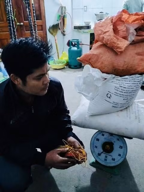 Đối tượng Bùi Văn Phúc cùng số thuốc nổ thu được