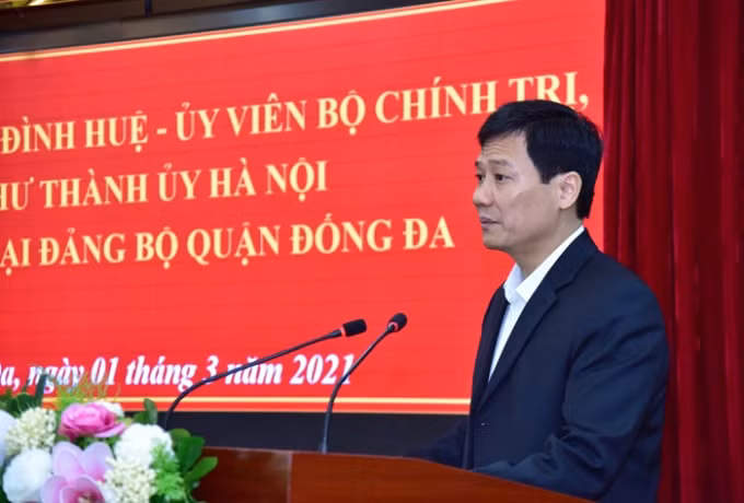 Phó Bí thư Thường trực Quận ủy, Chủ tịch HĐND quận Đống Đa Nguyễn Anh Cường báo cáo tại hội nghị
