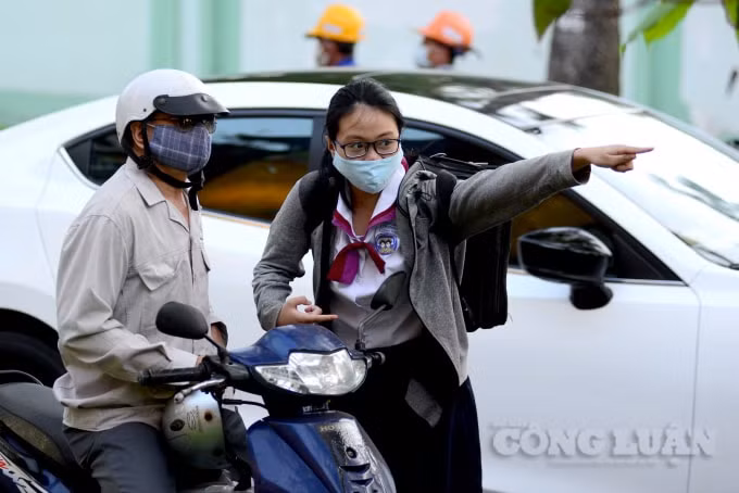 Phụ huynh chở con đến trường từ sớm để nhập học