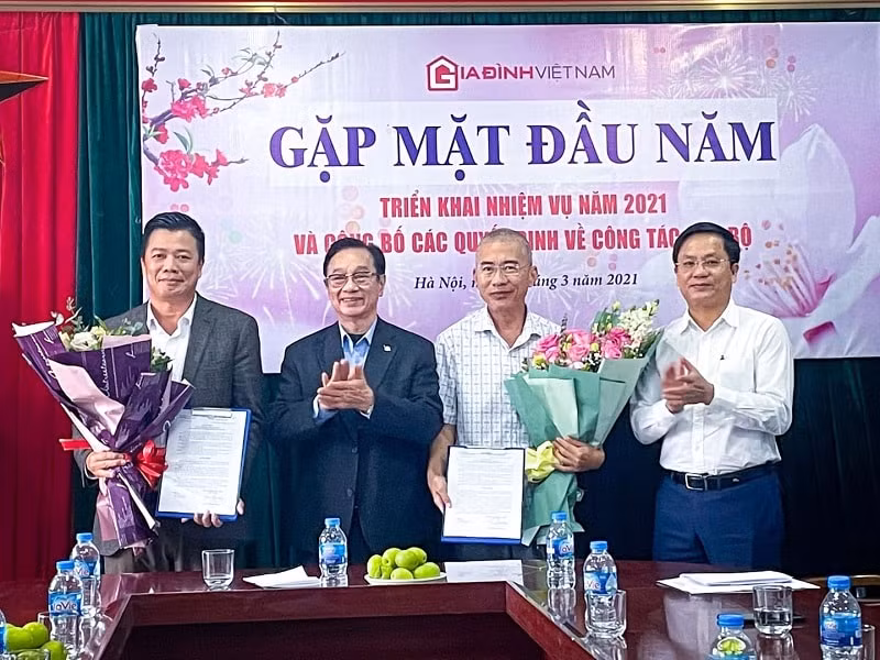 PGS.TS Phạm Bá Nhất - Chủ tịch Hội KHHGĐ Việt Nam và Tổng biên tập Hồ Minh Chiến trao các quyết định bổ nhiệm nhân sự. Ảnh: PV