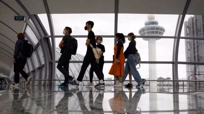 Sân bay Changi của Singapore vào tháng 1: Các bộ trưởng kinh tế ASEAN đã thảo luận về khả năng chứng chỉ vắc xin kỹ thuật số dùng chung có thể mở ra hoạt động du lịch - Ảnh: Reuters