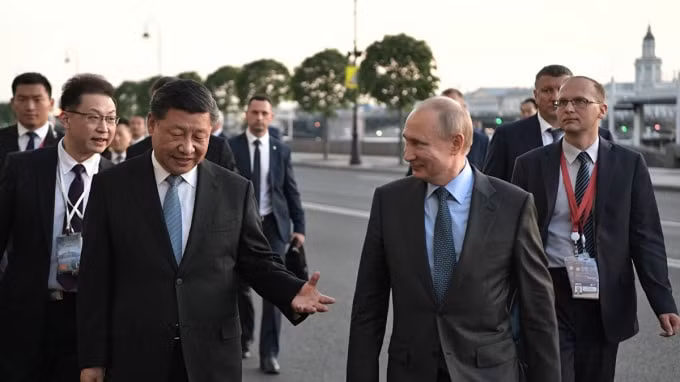 Chủ tịch Trung Quốc Tập Cận Bình (trái) và Tổng thống Nga Vladimir Putin trong một cuộc gặp thượng đỉnh song phương - Ảnh: Alexey Nikosky
