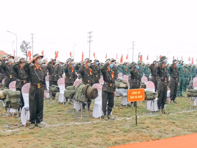 Các thanh niên tỉnh Hà Nam hăng hái lên đường nhập ngũ.