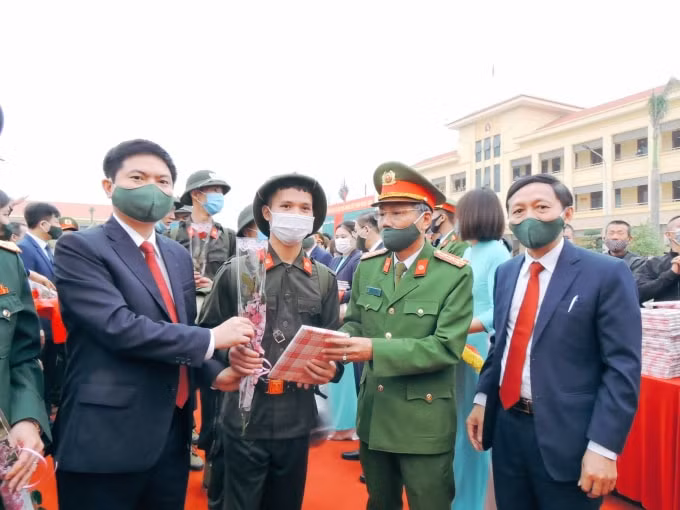 Các đồng chí lãnh đạo trực tiếp thăm hỏi, động viên các tân binh trước giờ lên đường nhập ngũ.