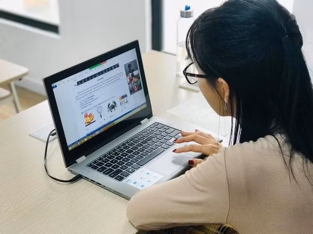 Học trực tuyến phát huy tích cực trong thời gian học sinh không đến trường để phòng dịch COVID -19 (ảnh nguồn internet).