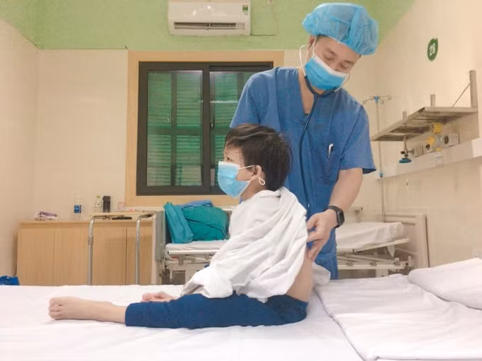 Bệnh nhi L.X.H, 7 tuổi, ở Hà Nội (ảnh TL).