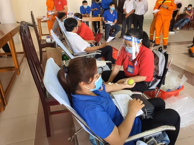 Các cán bộ, viên chức, đoàn viên thanh niên tỉnh Bạc Liêu tham gia hiến máu tình nguyện. (Ảnh: Minh Luân)