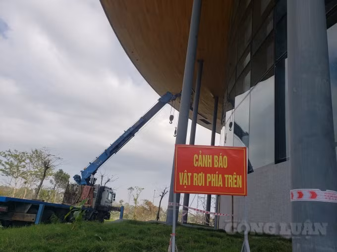 Đơn vị quản lý nhà hát đã dựng bảng cảnh báo nguy cơ vật rơi phía trên, cấm người ra vào khu vực này. Đồng thời dựng dàn giáo để thi công, sửa chữa.