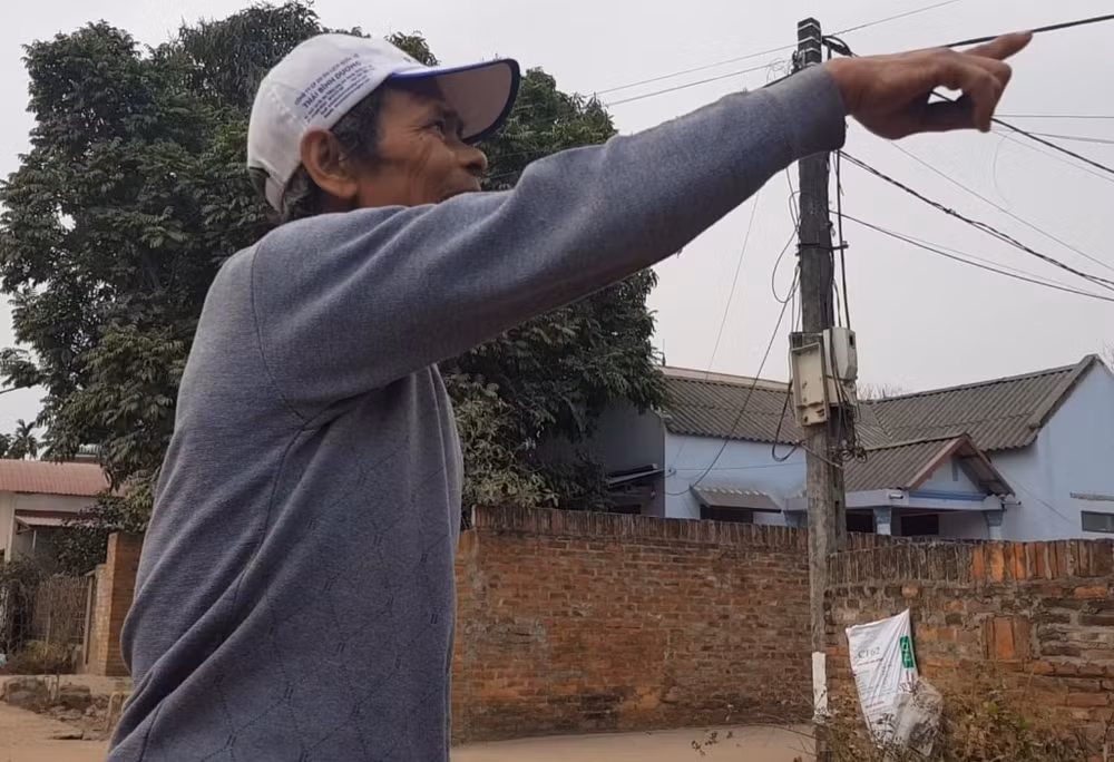 Ông N.V.T một người dân sinh sống tại thôn 1, xã Hồng Kỳ phản ánh tình trạng ô nhiễm, bụi làm ảnh hưởng đến khu dân cư nằm sát đó. Ảnh: Nguyên Phong