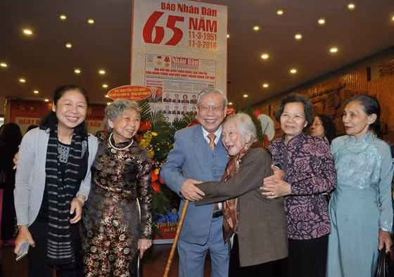 Các thế hệ người làm Báo Nhân Dân tại Lễ kỷ niệm 65 năm ngày báo ra số đầu. Ảnh: Báo Nhân Dân