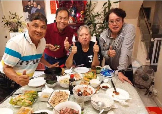 Trong bức ảnh chụp tháng 5.2020, Hồng Kim Bảo (thứ hai từ phải sang) từng gây sửng sốt với cơ thể gầy đến mức nhiều người không nhận ra