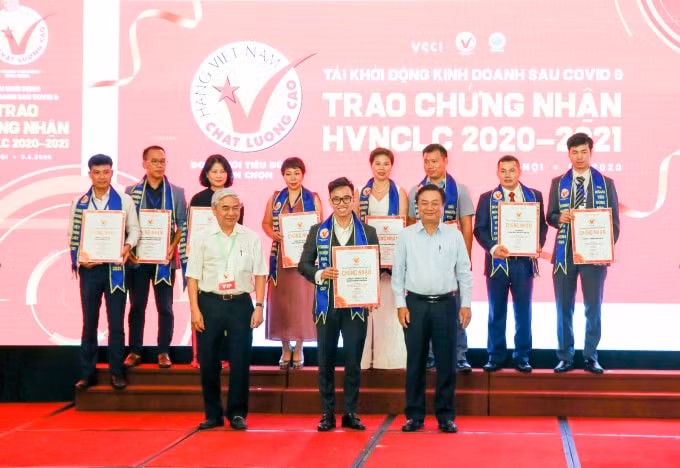 Thạc sỹ Nguyễn Minh Hoàng nhận giải thưởng Hàng Việt Nam chất lượng cao.