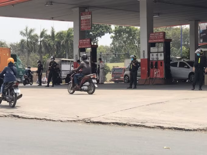 Công an khám xét cây xăng ở Bình Dương liên quan vụ phá chế xăng giả.
