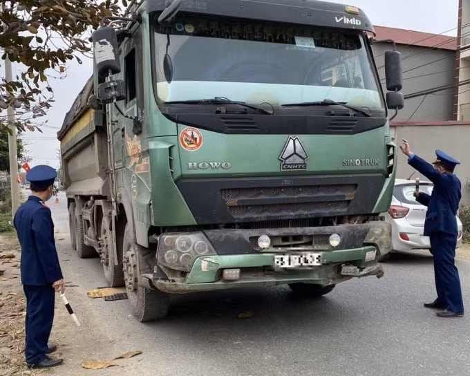 Thanh tra Sở GTVT Hà Nội tăng cường kiểm tra, xử lý các phương tiện vi phạm quy định về kinh doanh vận tải trong những tháng đầu năm 2021. Ảnh: TL
