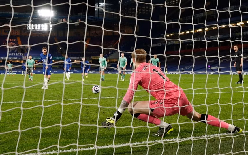 Jorginho nhân đôi cách biệt cho Chelsea từ chấm 11 m. Ảnh: Reuters
