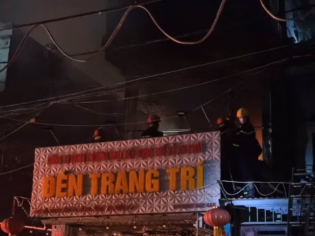 Ngọn lửa bùng phát từ tầng 2 cửa hàng kinh doanh đèn trang trí rồi lan rộng và thiêu rụi hàng hóa tại tầng trên ngôi nhà. Ảnh: dantri.com.vn
