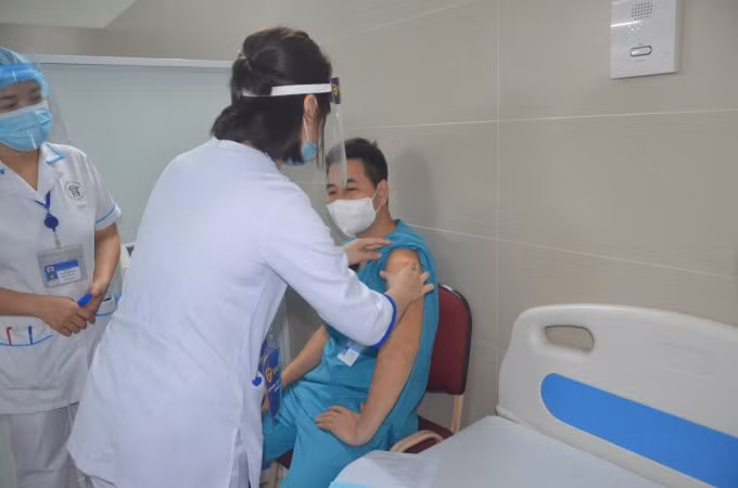 Trước khi tiêm, các đối tượng được kiểm tra sức khỏe (ảnh Trinh Phúc).