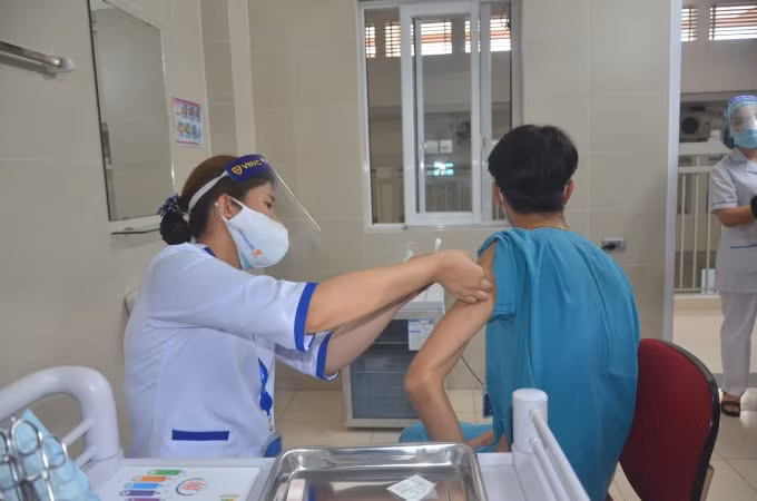 Tiêm chủng vắc xin COVID -19 được thực hiện theo quy trình chặt chẽ (ảnh Trinh Phúc).