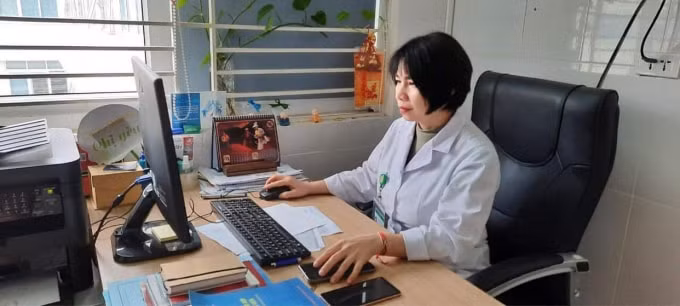 Thạc sĩ Phạm Thị Nguyệt Quyên làm việc sáng nay tại BV Bệnh Nhiệt đới Trung ương (ảnh TL).