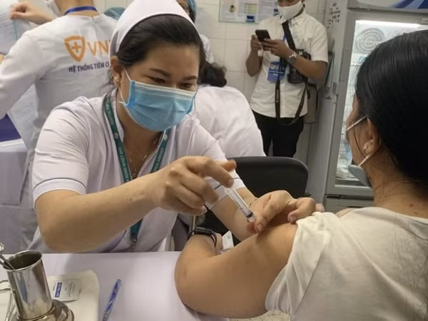 Nhân viên y tế Bệnh viện Bệnh Nhiệt đới TP HCM được tiêm vaccine phòng COVID-19 của hãng Astrazeneca vào ngày 8/3. Ảnh: PLO