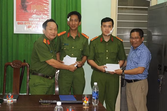 Lãnh đạo quận và Công an quận Sơn Trà thăm, động viên 2 cán bộ chiến sĩ bị thương khi làm nhiệm vụ.