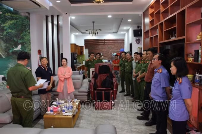 Công bố quyết định bắt tạm giam đối với đối tượng Lê Thanh Tú và Trần Thị Thanh Vân. Ảnh: Công an Đồng Nai
