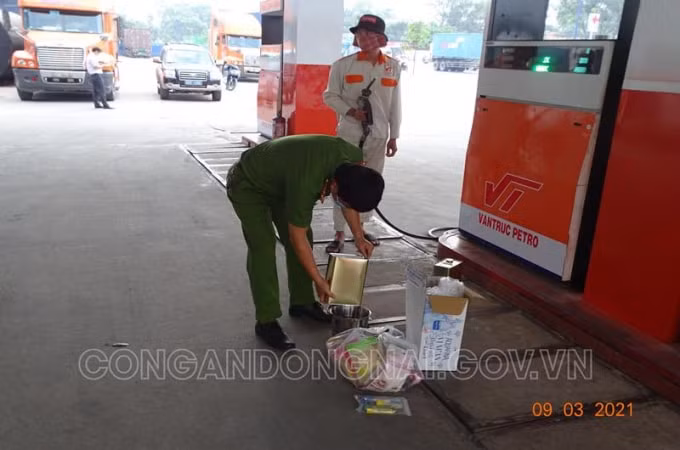 Công an khám xét cây xăng và lấy mẫu xăng. Ảnh: Công an Đồng Nai