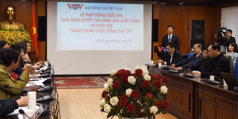 Lễ phát động hai cuộc thi “Đưa nghị quyết của Đảng vào cuộc sống” và “Đảng trong cuộc sống của tôi”. Ảnh: Hà Lê
