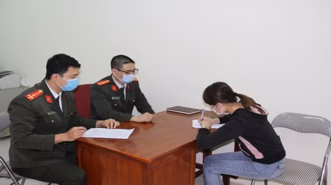 Phòng An ninh Chính trị nội bộ Công an tỉnh Hưng Yên làm việc với đối tượng đăng tin không đúng sự thật về Covid 19