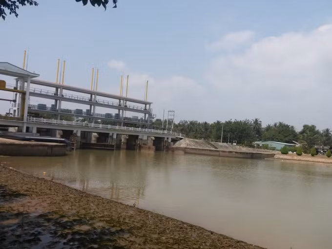Một số công trình thuỷ lợi có tác dụng chủ động tích trữ nguồn nước ngọt “né hạn mặn”. Ảnh: NT