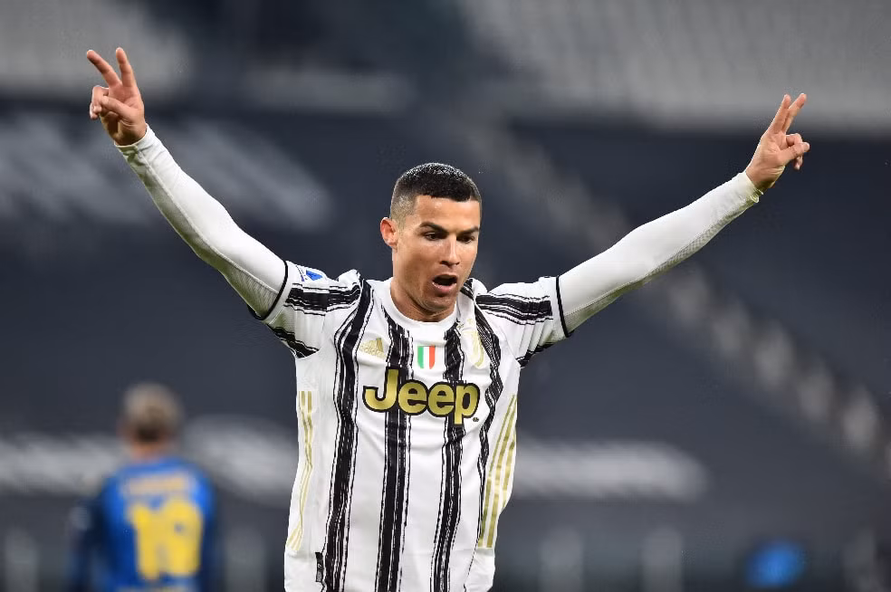 Siêu sao Ronaldo thất vọng khi Juventus bị Verona gỡ hòa ở phút 77. Ảnh: Reuters.