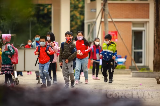 Vào sáng nay hơn 2 triệu học sinh từ mầm non đến THPT ở Hà Nội đã đi học trở lại, theo quyết định ngày 27/2 của UBND TP Hà Nội.