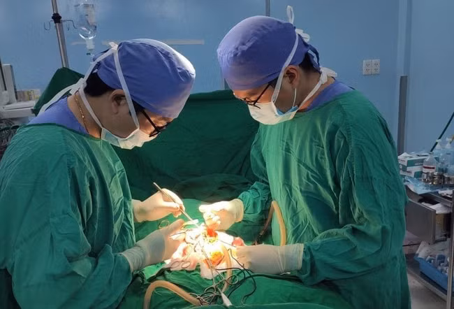 Các bác sĩ đang mổ cấp cứu cho bệnh nhi nuốt nam châm và chuỗi kim loại. Ảnh: danviet.vn
