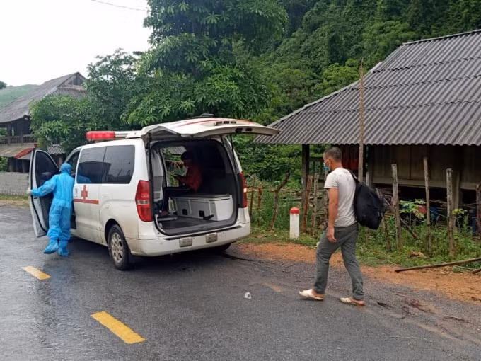Công tác chuyển F1 đi cách ly tập trung liên quan đến BN ở Thường Xuân. Ảnh: CDC Thanh Hoá
