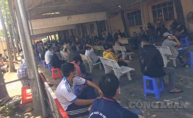 Nhiều người dân đến một cơ sở y tế để đăng ký test nhanh.
