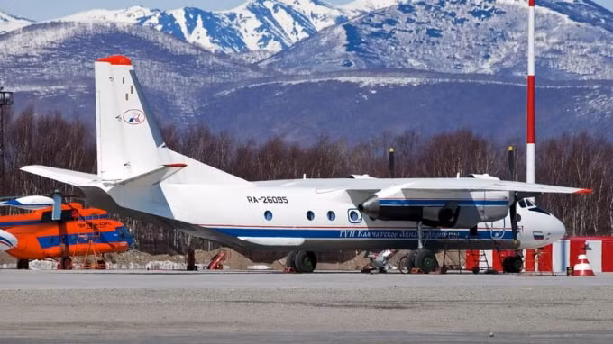 Máy bay An-26 của Nga với số đuôi RA-26085 được nhìn thấy ở Petropavlovsk-Kamchatsky, ngày 6/7/2021 - Ảnh: Reuters