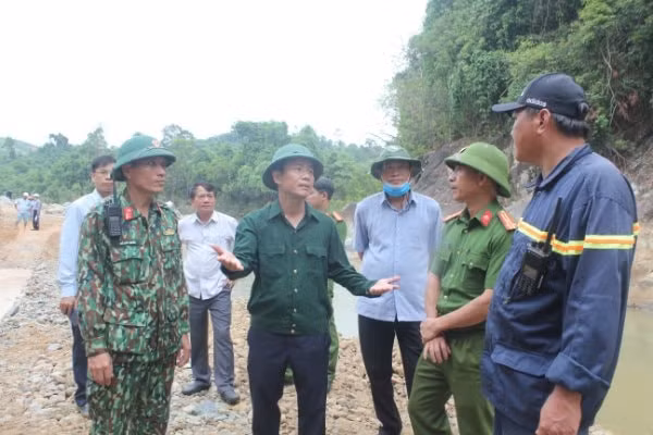 Ông Nguyễn Văn Phương, Chủ tịch UBND tỉnh Thừa Thiên Huế chỉ đạo trực tiếp tại hiện trường.