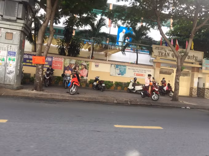 Các phụ huynh đứng chờ đợi con đều tuân thủ nghiêm các biện pháp phòng chống dịch.