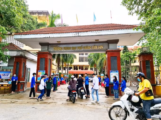 Các thí sinh đều có mặt từ rất sớm trong tâm thế chủ động, khẩn trương chuẩn bị cho buổi thi đầu tiên