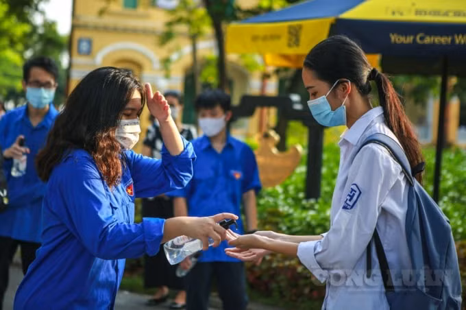 Các thí sinh được sát khuẩn, kiểm tra y tế đầy đủ.