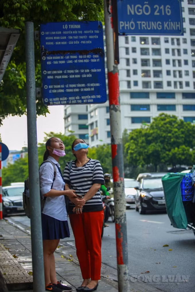 Đứng chờ xe buýt cùng mẹ đi về nhà sau khi đã hoàn thành xong bài thi, thí sinh Hoàng Hồng Ngọc (THPT Chuyên Ngữ) cho hay, đề năm nay tầm trung, khá bao quát kiến thức hơn mọi năm. Có mấy câu cuối nhiều bạn không làm được, em cũng thế. Em dự đoán số điểm của em được khoảng 8 điểm cho môn thi này.