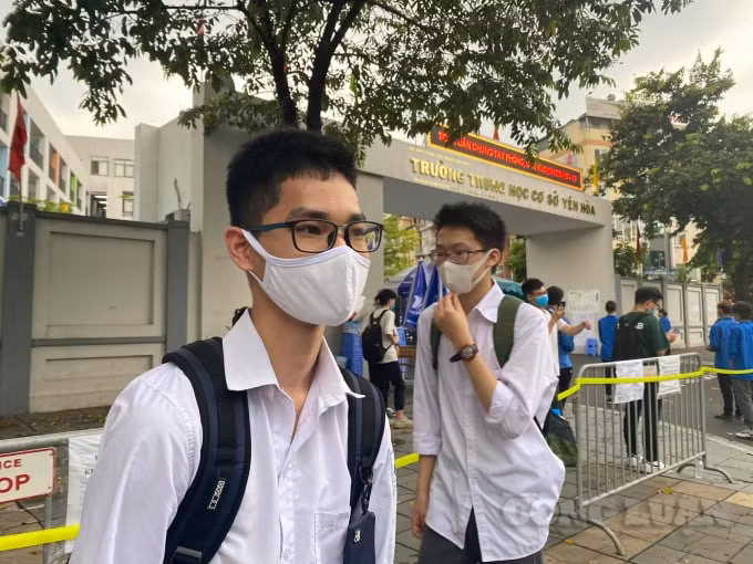 Tự tin về bài thi của mình, bạn Nguyễn Nhật Minh, học sịnh Trường THPT chuyên Ngoại Ngữ, (Hà Nội) cho biết: “Em không ôn đề thi mọi năm nên cũng không rõ có khó hơn không nhưng so với em thì đề năm nay vừa sức. Ở nhà cứ 2 ngày em lại làm 1 đề, do dịch bệnh nên em học online và tự ôn luyện. Em dự tính mình sẽ đạt được 9 điểm cho bài thi Toán”.