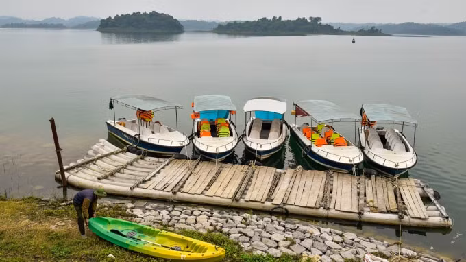 Hoạt động du thuyền đưa đón du khách tham quan lòng hồ, vãn cảnh thiên nhiên đem lại cho du khách một trải nghiệm thực tế đầy lý thú.