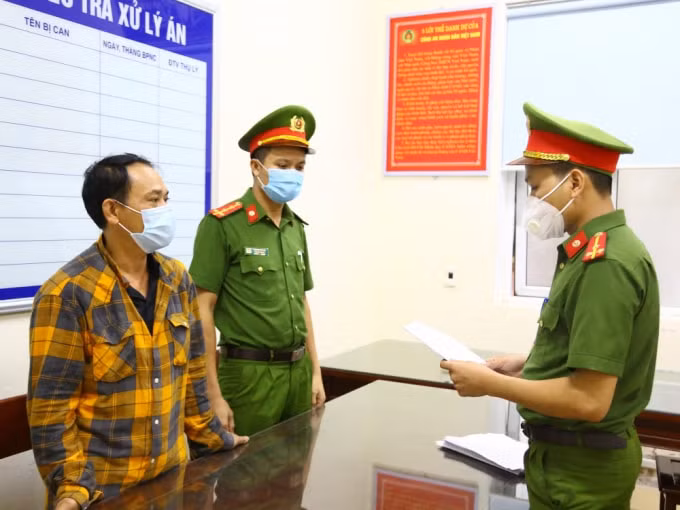 Tống đạt quyết định khởi tố đối tượng Nguyễn Tiến Cương