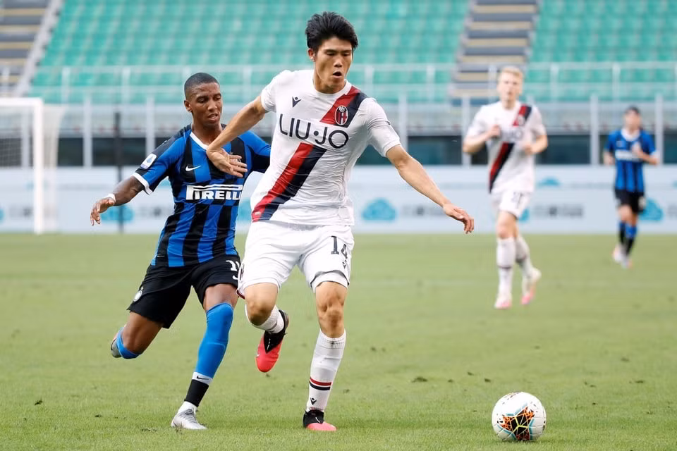 Tomiyasu sắp chuyển tới Anh chỉ sau 2 mùa giải thi đấu tại Serie A. Ảnh: Reuters