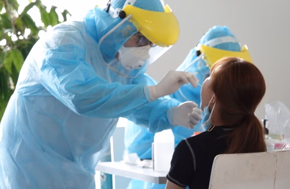Nhân viên y tế lấy mẫu xét nghiệm tầm soát cho người dân. Ảnh: minh họa